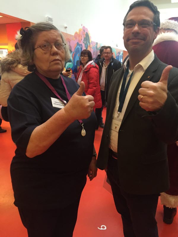 Ann-Magreth Albin och Fredrik Löfqvist gör tummen upp för Bara julmarknad.