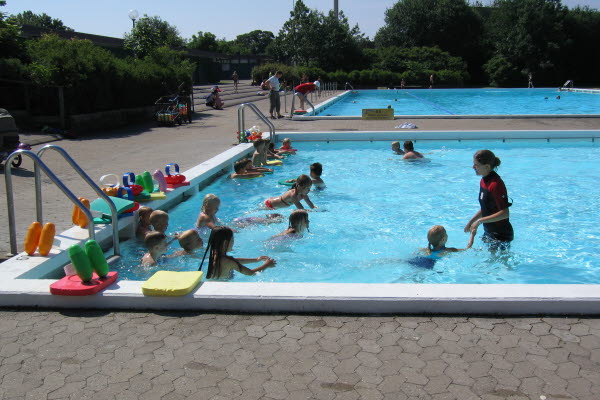 Foto: barn som går på simskola:foto